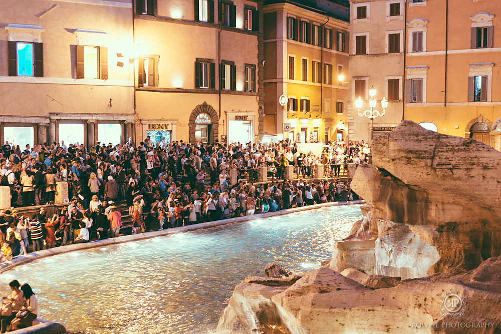 Trevi Foutrain crowds at night rome italy