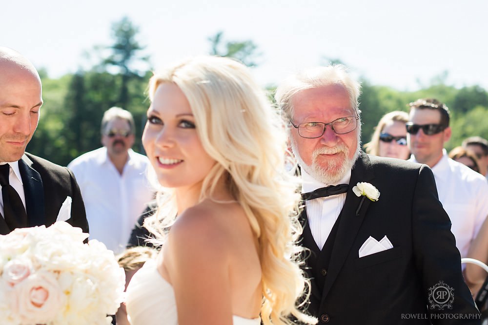 candid wedding moments in muskoka