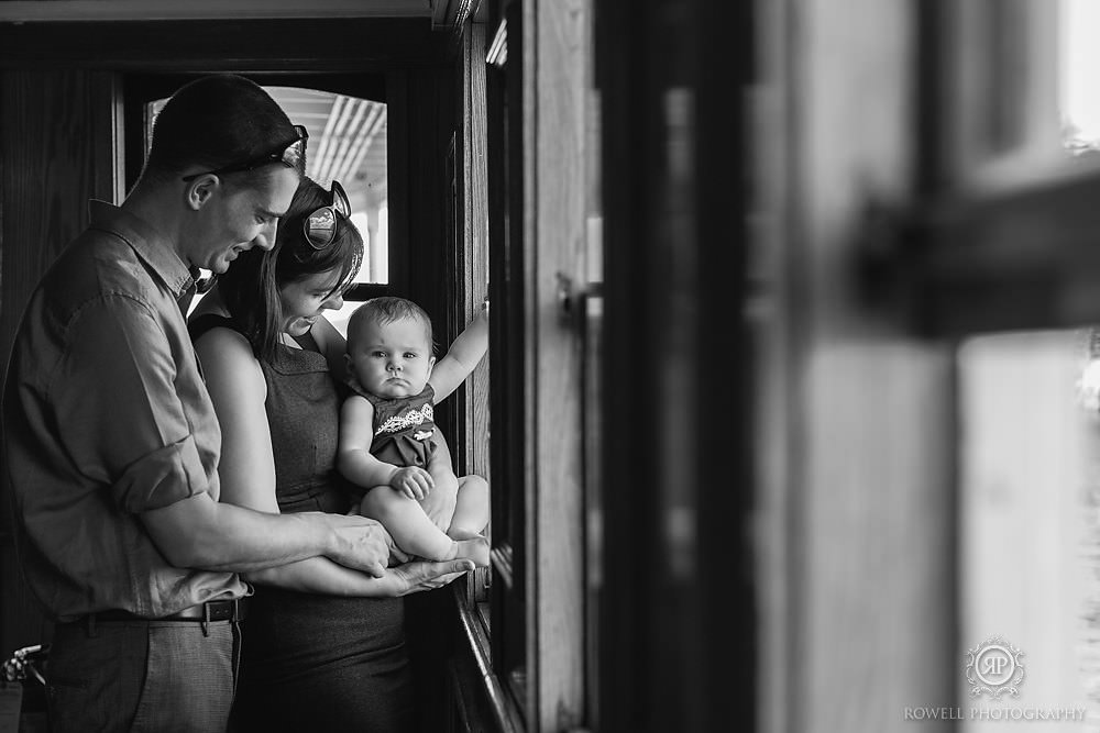 candid family portraits on muskoka boat