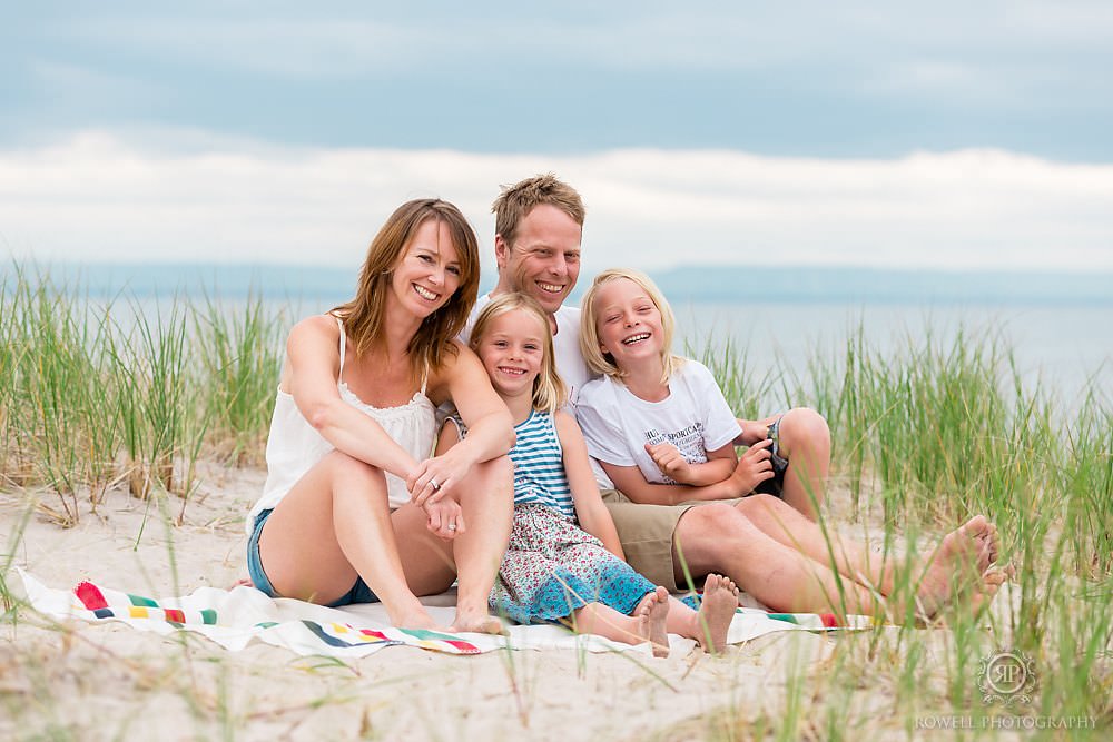 beach family photos at wasaga