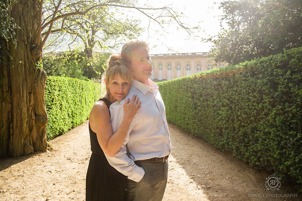 Paris Versailles Photography couple hugging behing grand trianon