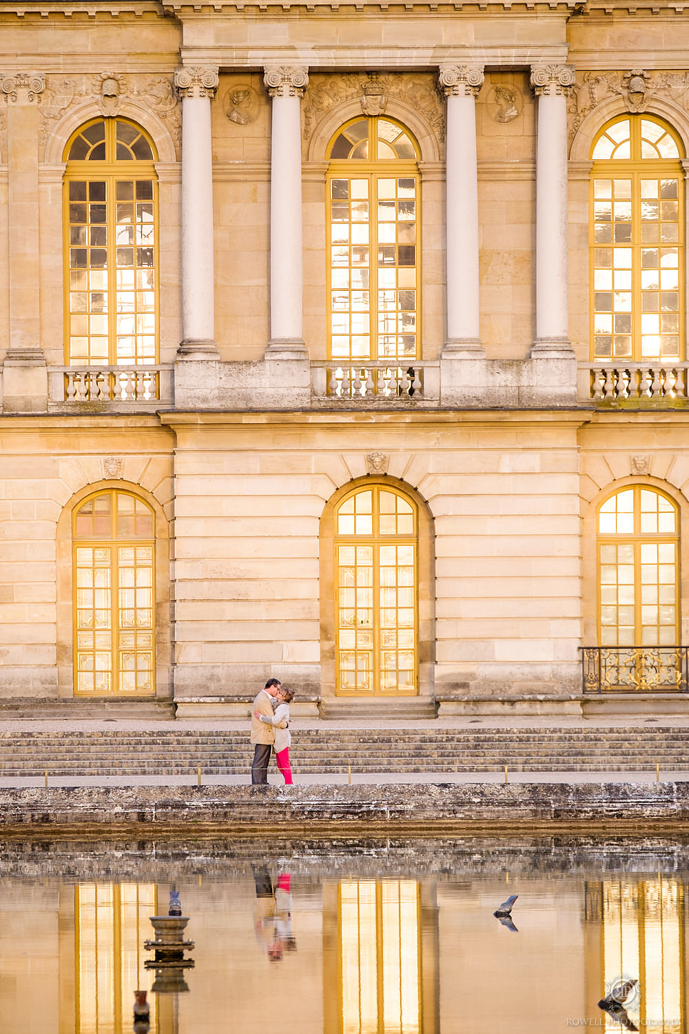 Paris Versailles Photography couple kissing in reflection of fountain