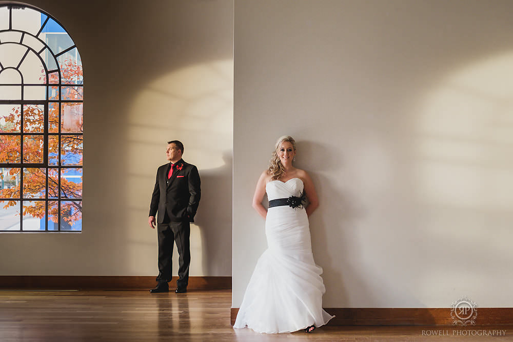 creative wedding photos in art gallery canada